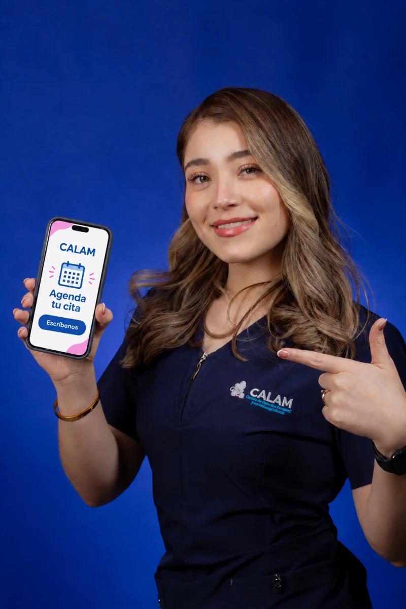 María José, directora de CALAM, mostrando un celular