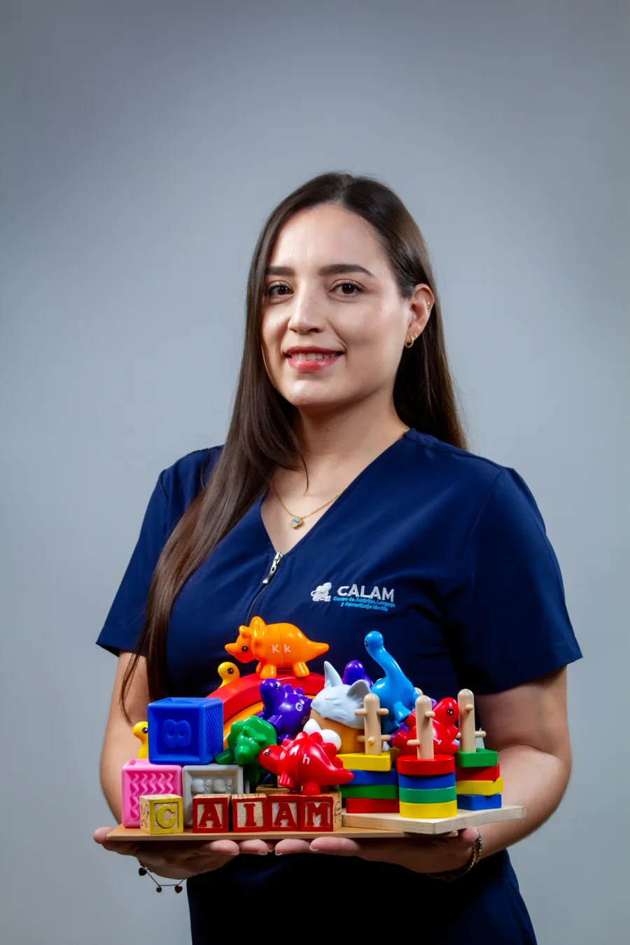 Francelia, maestra de CALAM, con materiales de aprendizaje